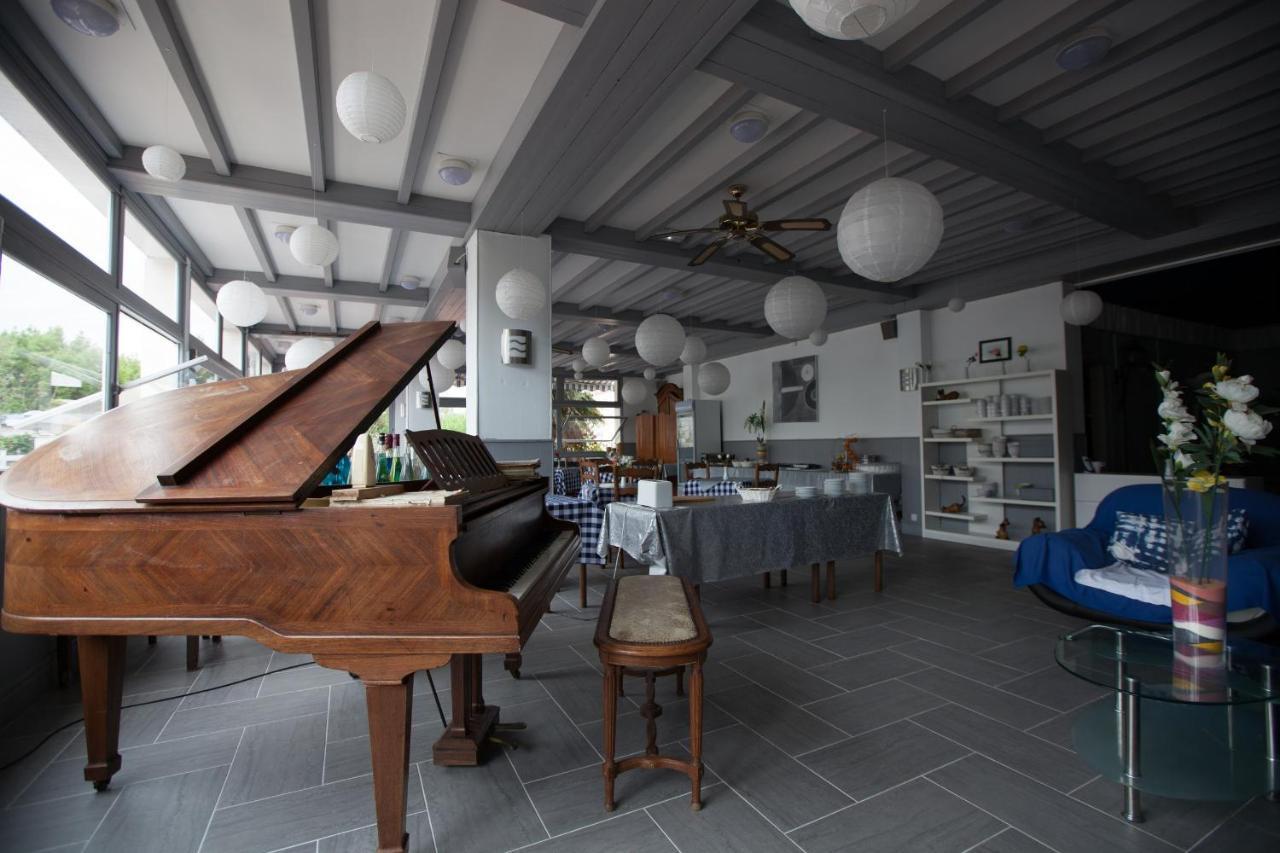 Le Pavillon Bleu Hotel Restaurant Руайян Экстерьер фото